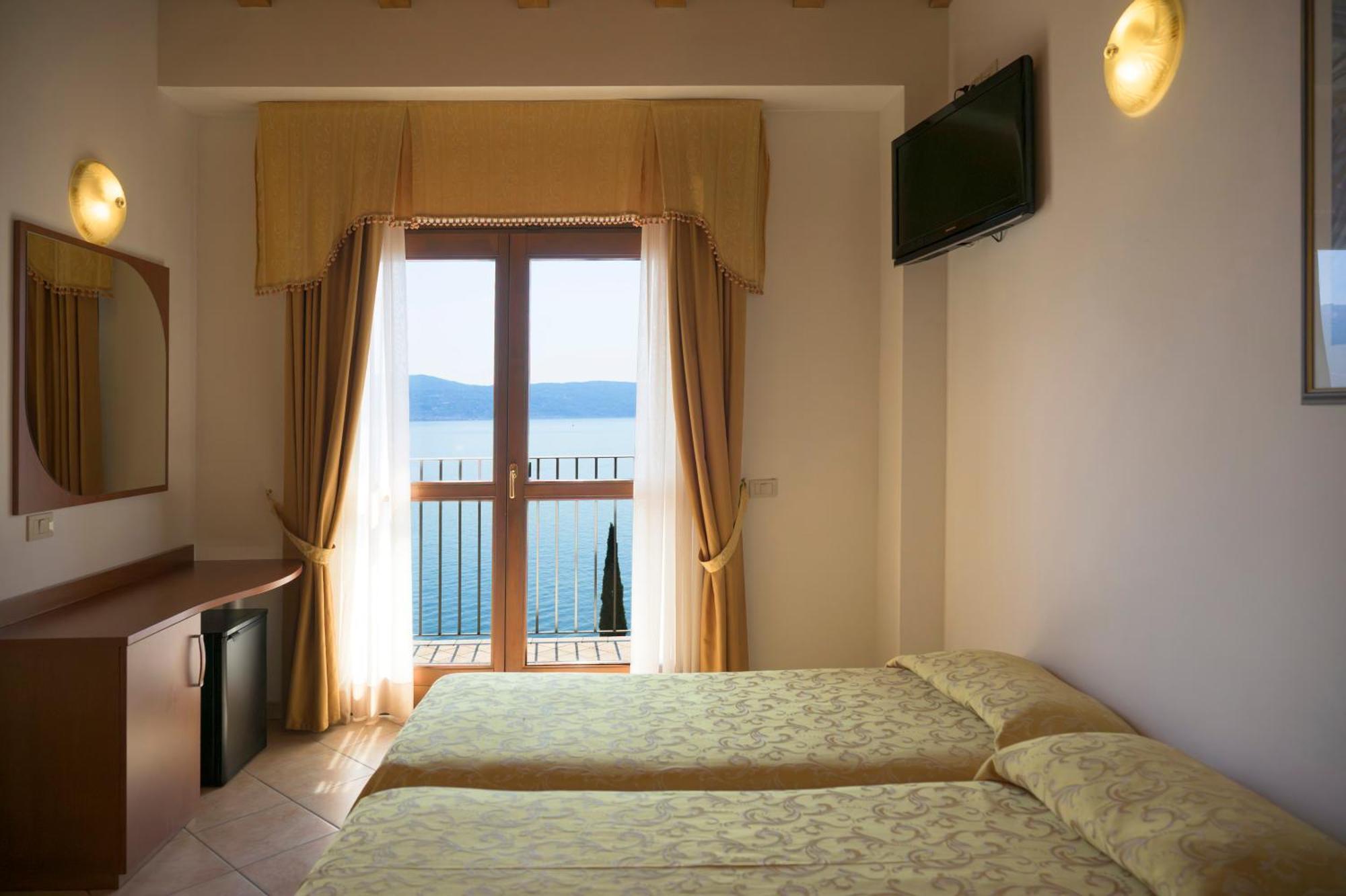 Triple Room Balcony or Terrace Lake View