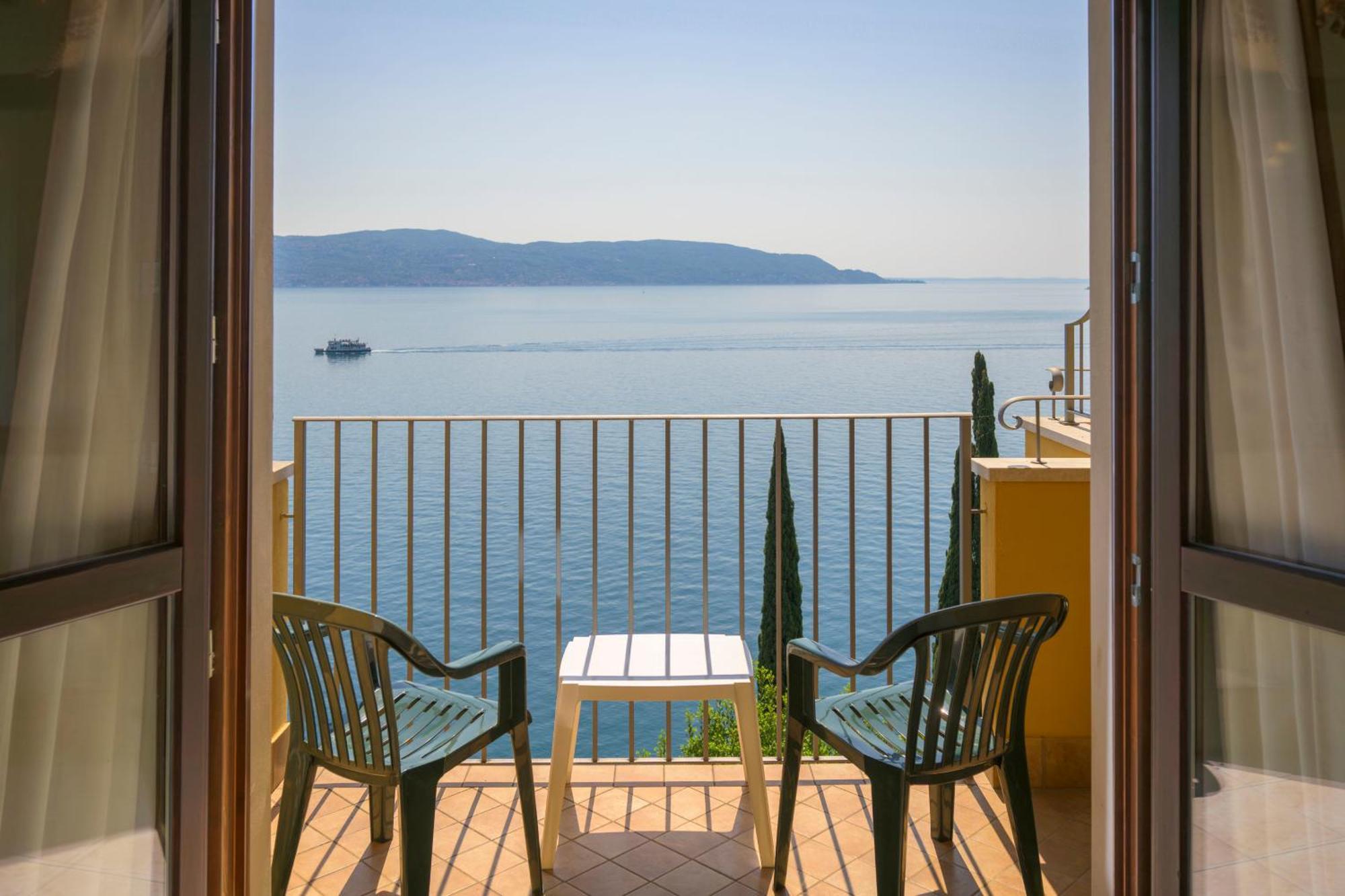 Triple Room Balcony or Terrace Lake View