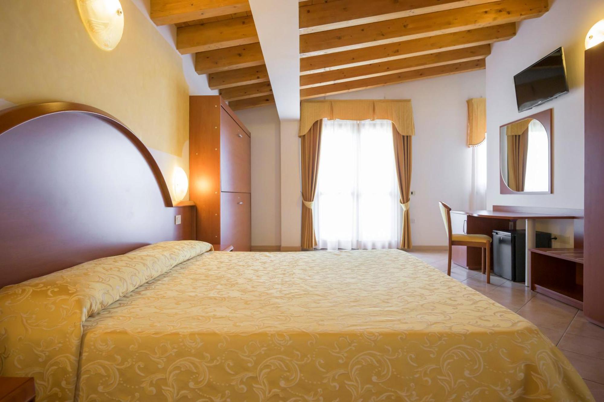 Triple Room Balcony or Terrace Lake View