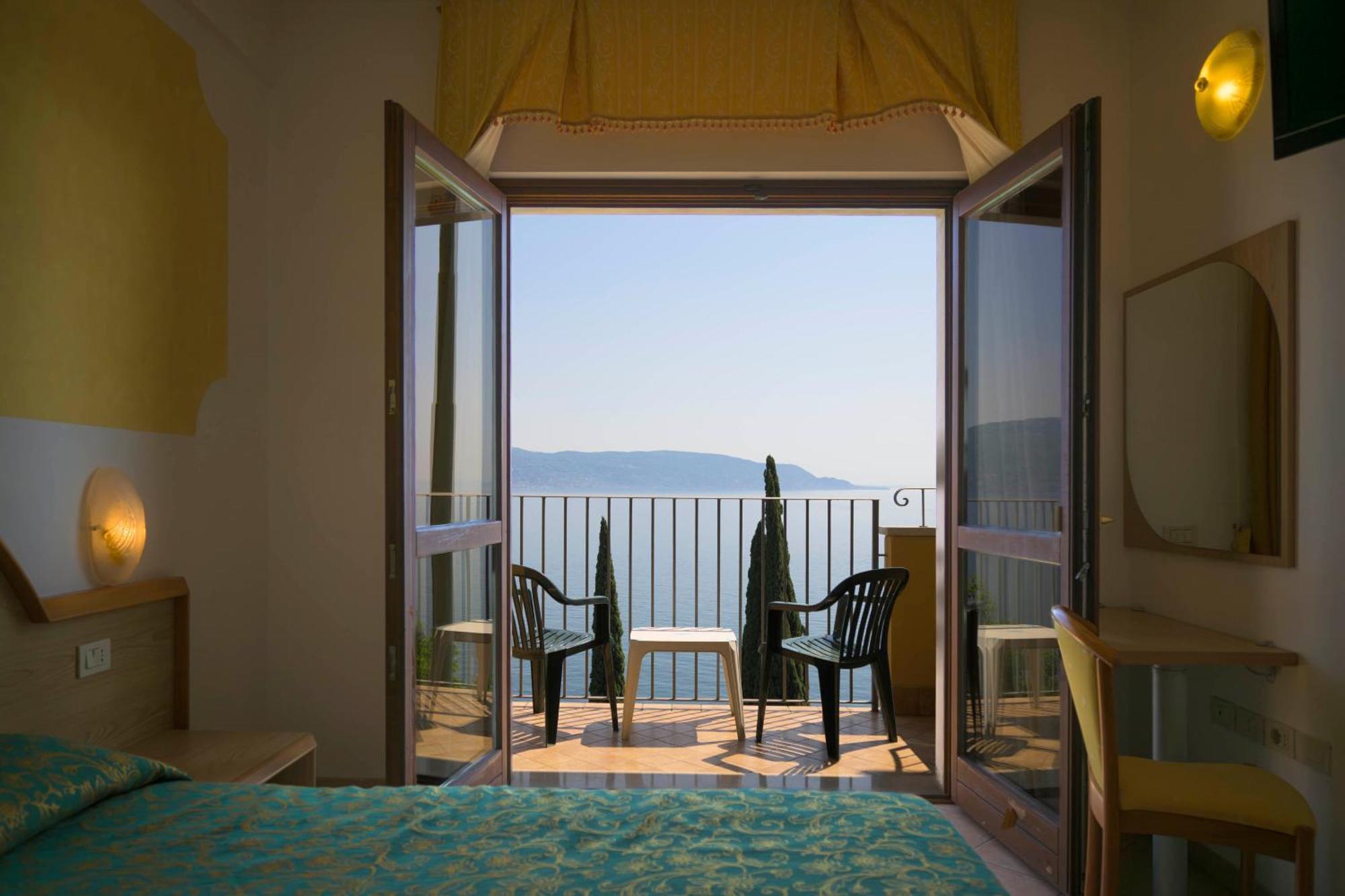 Triple Room Balcony or Terrace Lake View
