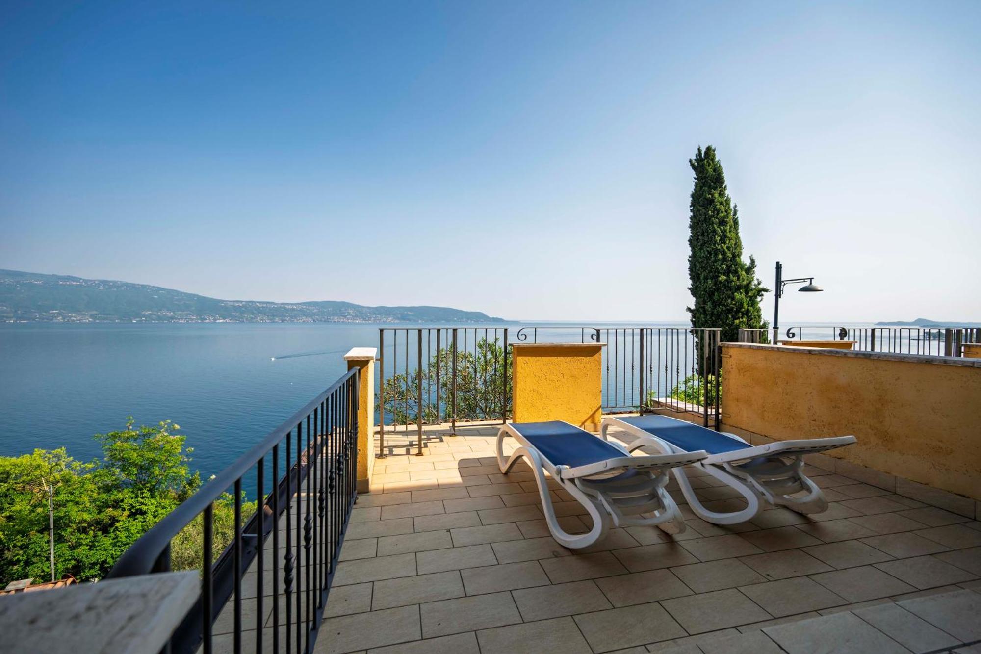 Triple Room Balcony or Terrace Lake View