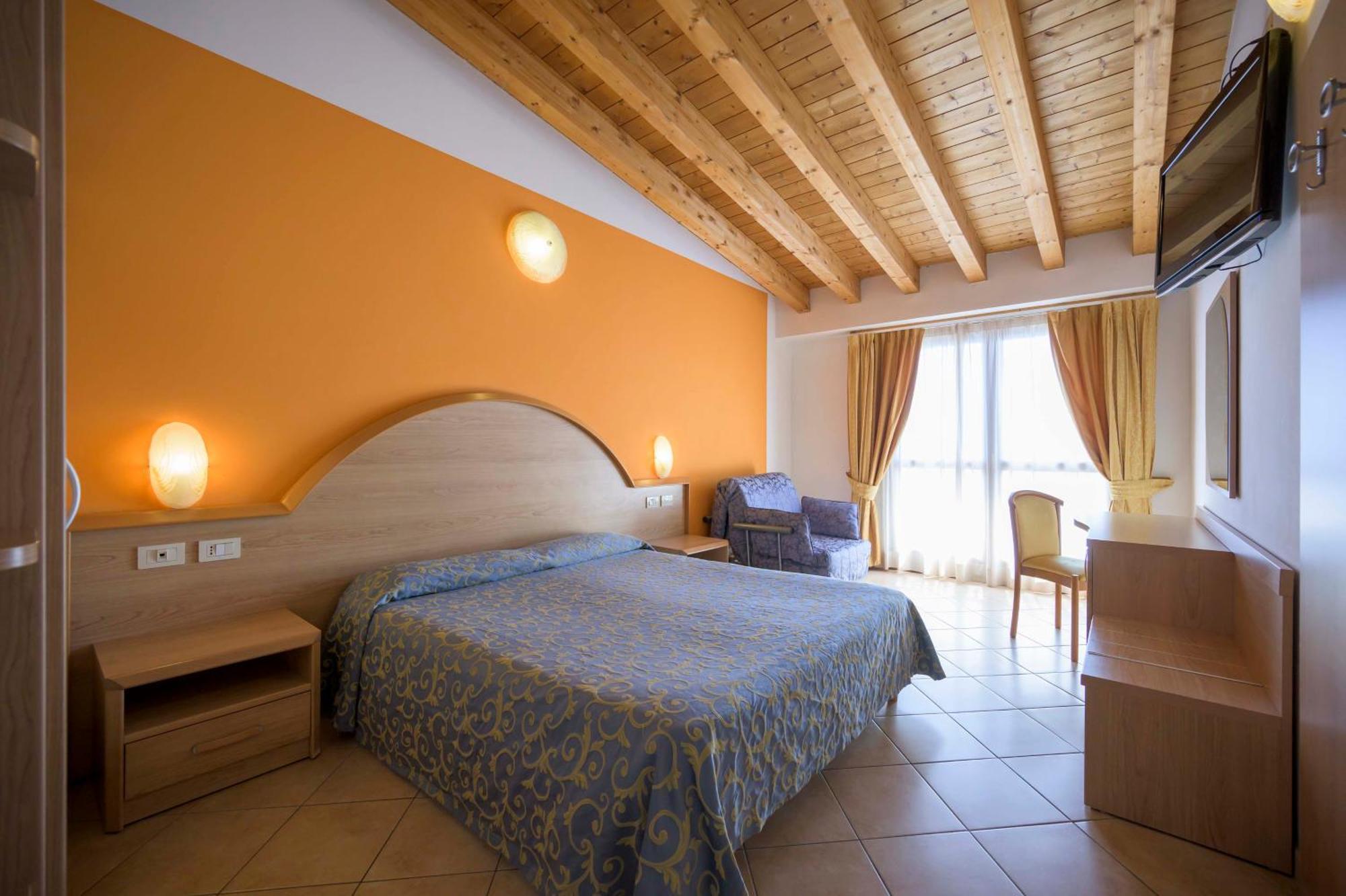 Triple Room Balcony or Terrace Lake View