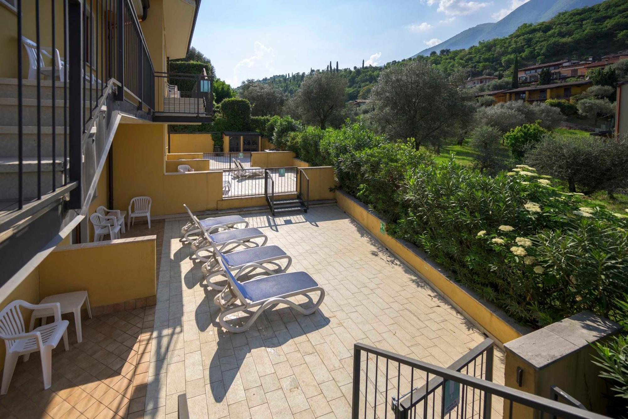 Triple Room Balcony or Terrace Mountain View