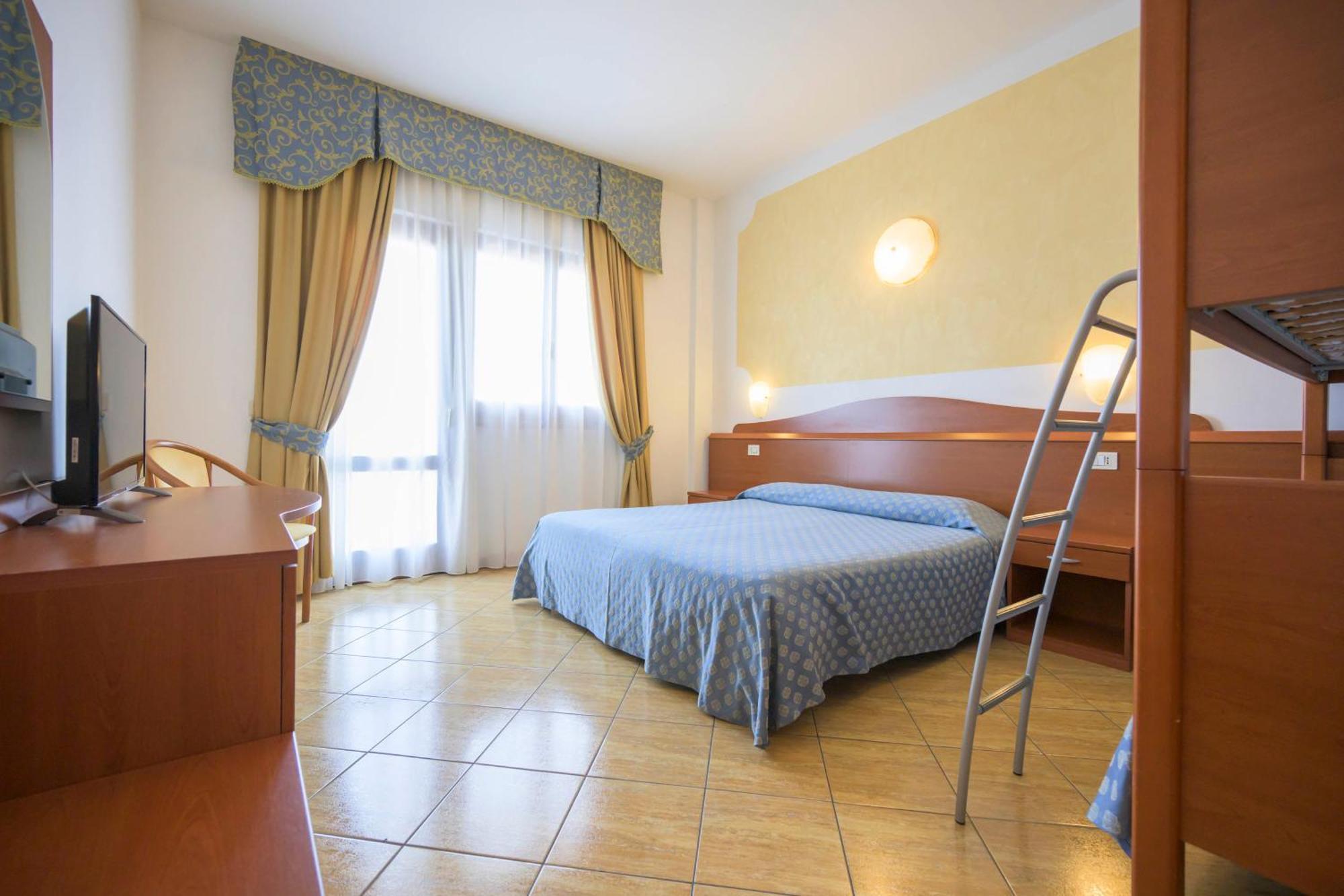 Triple Room Balcony or Terrace Mountain View