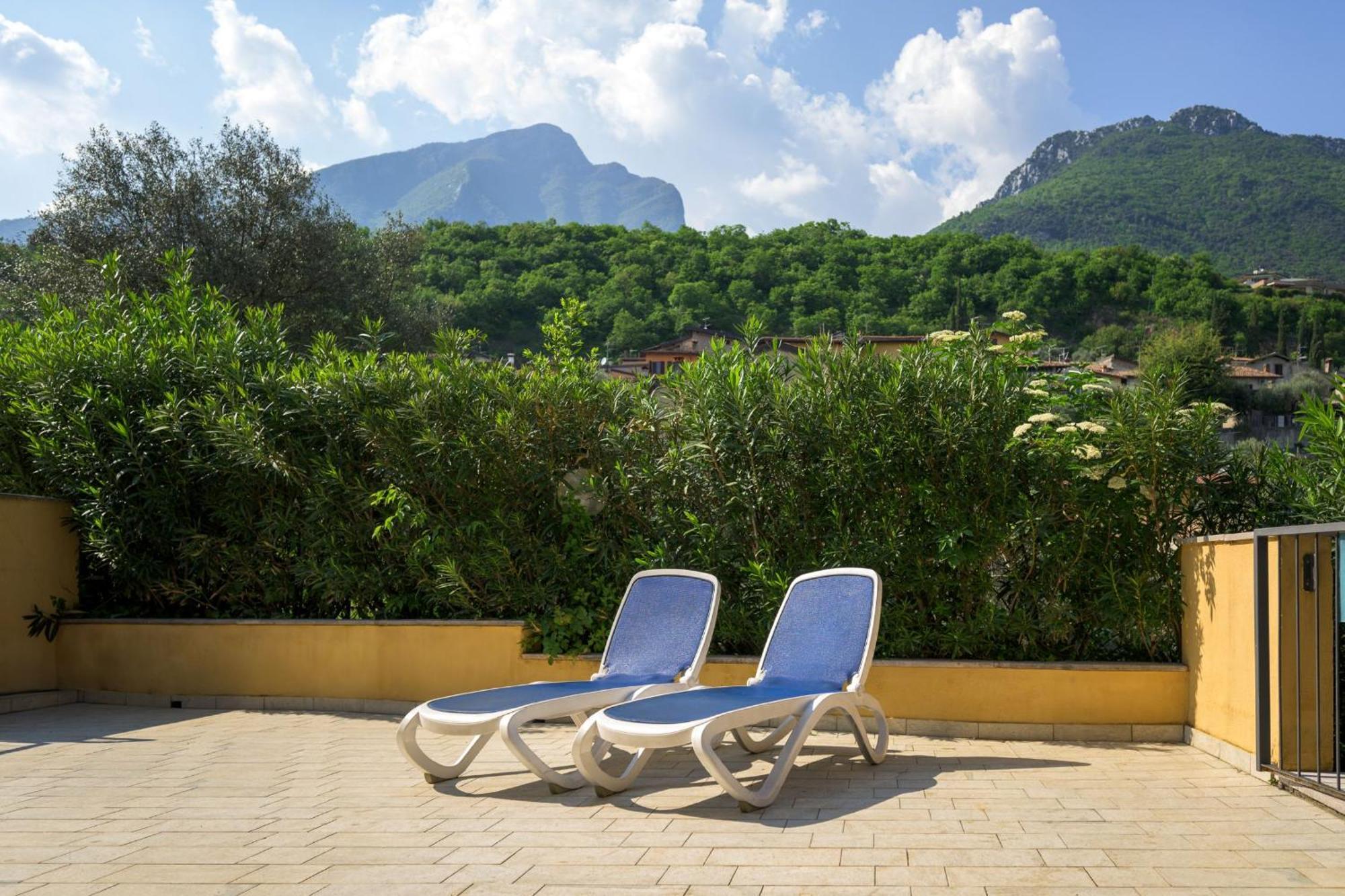 Triple Room Balcony or Terrace Mountain View